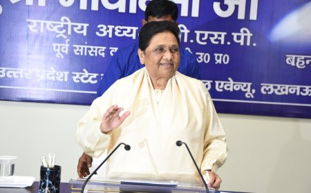 बसपा प्रमुख मायावती ने लखनऊ में कार्यकर्ताओं के साथ बैठक की, पार्टी को मजबूत करने की बात कही