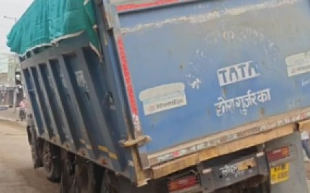 नदबई रेलवे फाटक के पास खराब हुआ डंपर, घंटों तक लगा रहा जाम