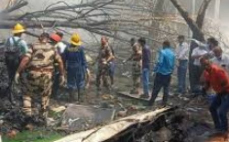 अहमदाबाद में एयर इंडिया बोइंग 787 का क्रैश — 242 सवार, 1 जीवित, कई भवन प्रभावित