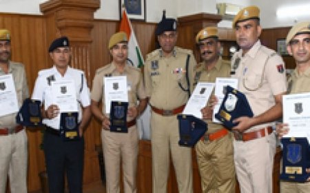 ईमानदारी और उत्कृष्ट सेवा का सम्मान: जयपुर पुलिस कमिश्नर ने 6 पुलिसकर्मियों और एक ई-रिक्शा चालक को किया सम्मानित
