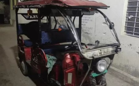 डंपर की टक्कर से टेंपो पलटा, एक ही परिवार के तीन लोग घायल