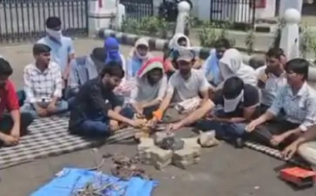 RAS-2024 परीक्षा की तारीख नहीं बढ़ी, अभ्यर्थियों का धरना तेज, 32 की तबीयत बिगड़ी