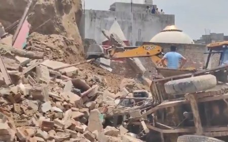 मथुरा में खुदाई के दौरान बड़ा हादसा: टीले पर बने 6 मकान ढहे, मलबे में 12 लोग दबे, तीन की मौत