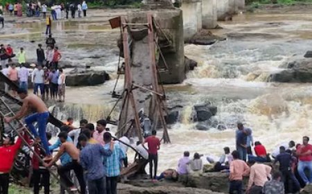 पुणे के तलेगांव में पुराना पुल गिरा, 4 की मौत, कई घायल