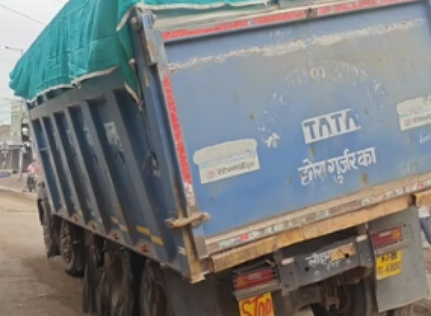 नदबई रेलवे फाटक के पास खराब हुआ डंपर, घंटों तक लगा रहा जाम