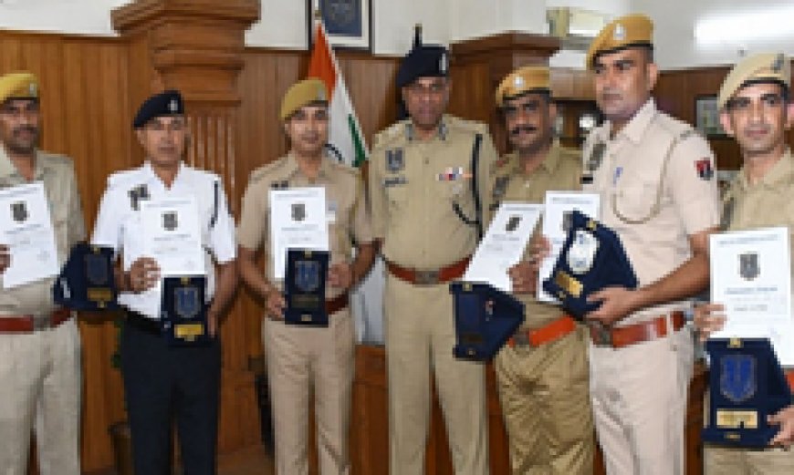ईमानदारी और उत्कृष्ट सेवा का सम्मान: जयपुर पुलिस कमिश्नर ने 6 पुलिसकर्मियों और एक ई-रिक्शा चालक को किया सम्मानित