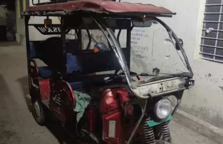 डंपर की टक्कर से टेंपो पलटा, एक ही परिवार के तीन लोग घायल