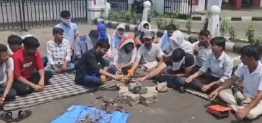 RAS-2024 परीक्षा की तारीख नहीं बढ़ी, अभ्यर्थियों का धरना तेज, 32 की तबीयत बिगड़ी