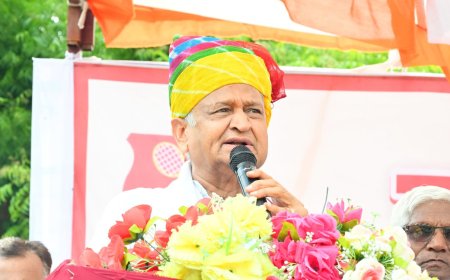 हिंडौन जाते समय अशोक गहलोत का जोरदार स्वागत, बजरी को लेकर सरकार बरसे