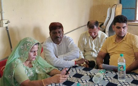 करौली : कांग्रेस नेता हुकुम मीणा पहुंची गांव गुरदह के शिविर में, ग्रामीणों से जानी कुशलक्षेम