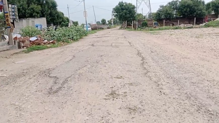 ग्रामीणों ने जेडीए से सड़क मरम्मत की उठाई मांग, बारिश के बाद हालात और बिगड़े