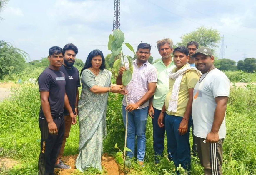 पुष्पेन्द्र गारुवाल ने विधायक अनीता जाटव के साथ वृक्षारोपण किया