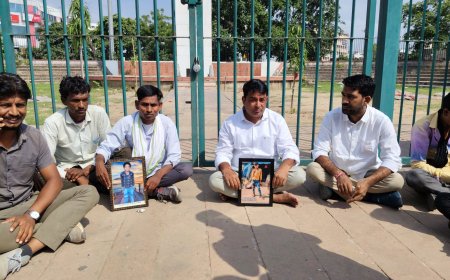 नरेश मीणा धरने पर बैठे, परिजनों ने कहा – अमीर को करोड़, गरीब को पांच बकरियां