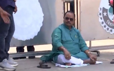 गोपाल मंडल सीएम आवास के बाहर धरने पर बैठे, सीट पर टिकट को लेकर बढ़ी नाराजगी