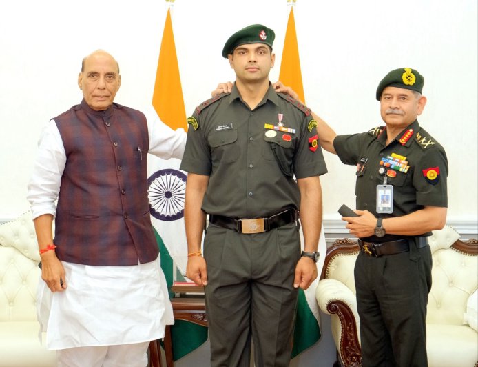 नीरज चोपड़ा को मिला लेफ्टिनेंट कर्नल का सम्मान, सेना की वर्दी में नजर आए ओलंपिक हीरो