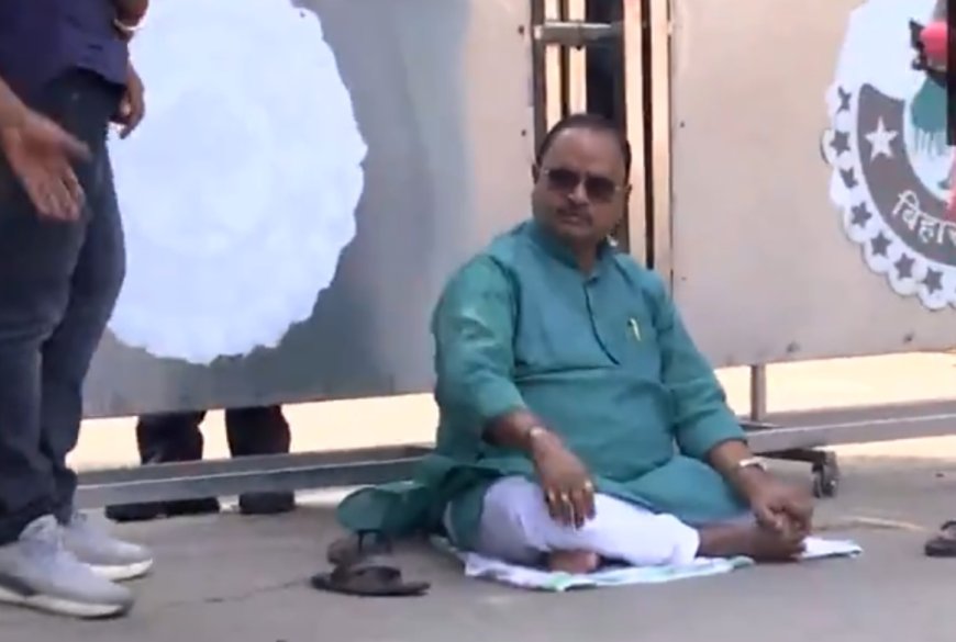 गोपाल मंडल सीएम आवास के बाहर धरने पर बैठे, सीट पर टिकट को लेकर बढ़ी नाराजगी