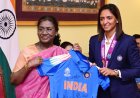 विश्व विजेता भारतीय महिला टीम की राष्ट्रपति से मुलाकात, हरमनप्रीत ने भेंट की टीम जर्सी