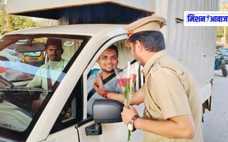 Dholpur: वाहन चालकों को फूल देकर की समझाइए, 15 दिवसीय सड़क सुरक्षा अभियान के अंतर्गत आयोजन