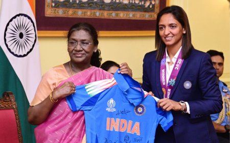 विश्व विजेता भारतीय महिला टीम की राष्ट्रपति से मुलाकात, हरमनप्रीत ने भेंट की टीम जर्सी