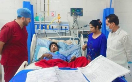 खाकी पर कलंक: भिवाड़ी में पुलिस की 'थर्ड डिग्री' से दलित नाबालिग वेंटिलेटर पर; न्याय के लिए अस्पताल पहुँचीं पूजा वर्मा
