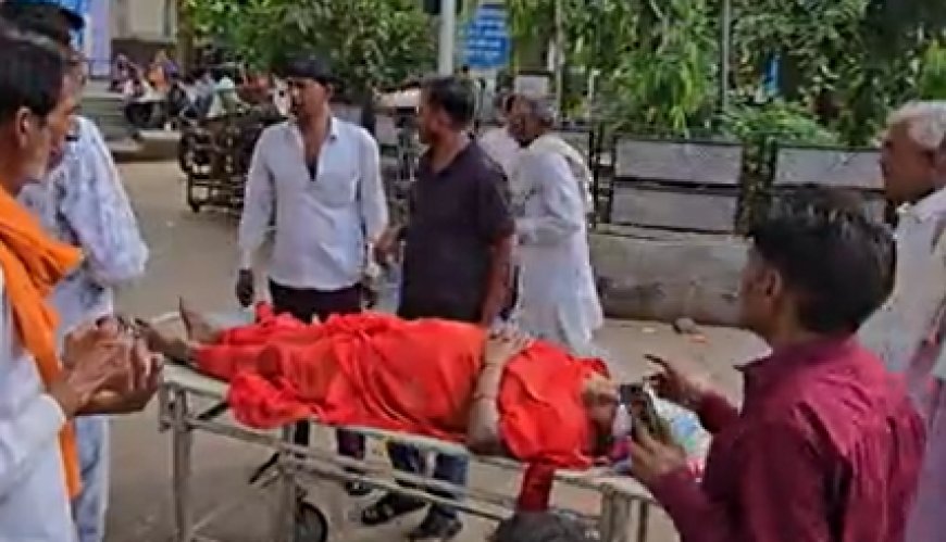 करौली में बड़ा हादसा: पानी की बोतल उठाते समय ड्राइवर का संतुलन बिगड़ा, श्रद्धालुओं से भरी ट्रैक्टर-ट्रॉली पलटी; 20 से अधिक घायल, 7 की हालत गंभीर