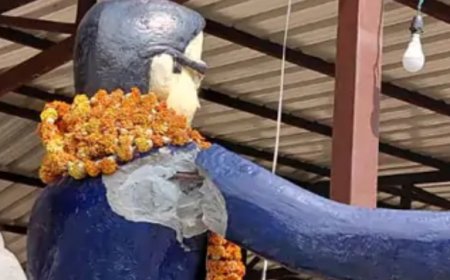 चंदौली: टिकरवापर में बाबासाहेब की प्रतिमा क्षतिग्रस्त, ग्रामीणों के भारी विरोध के बाद प्रशासन ने दी नई प्रतिमा की मंजूरी