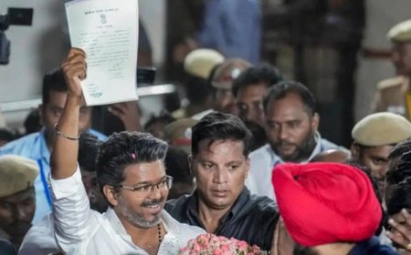 तमिलनाडु में सियासी हलचल: कांग्रेस के बाद अब AIADMK भी विजय के साथ? DMK ने कांग्रेस को बताया 'पीठ में छुरा घोंपने वाला'