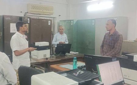 आबकारी आयुक्त का औचक निरीक्षण: अव्यवस्था पर बरसे नमित मेहता; अनुपस्थित कार्मिकों पर कार्रवाई के आदेश