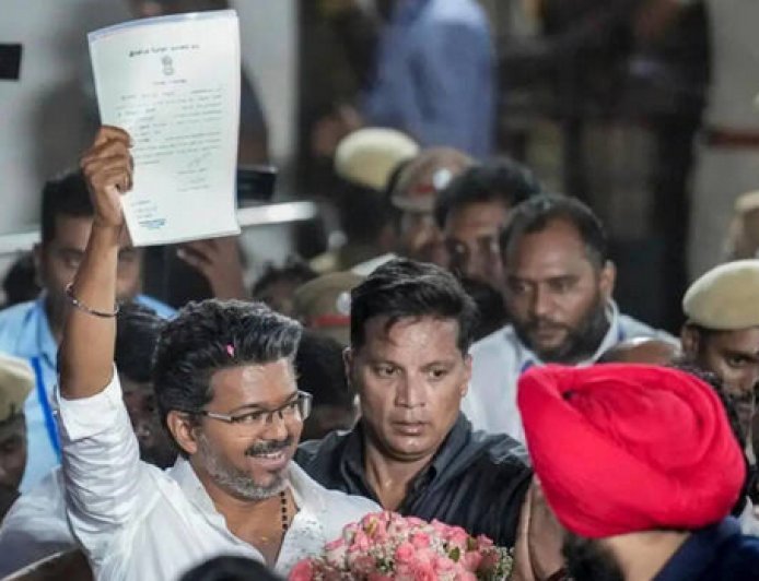 तमिलनाडु में सियासी हलचल: कांग्रेस के बाद अब AIADMK भी विजय के साथ? DMK ने कांग्रेस को बताया 'पीठ में छुरा घोंपने वाला'