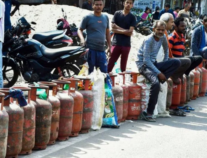 LPG, PNG Prices Today: घरेलू और कमर्शियल गैस सिलेंडर के दाम जारी, जानिए दिल्ली-मुंबई समेत आपके शहर के ताजा रेट्स