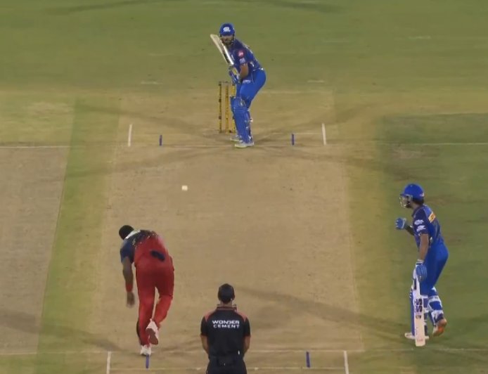 RCB vs MI LIVE Score: रोमांचक मोड़ पर बेंगलुरु और मुंबई की जंग; कॉर्बिन बॉश की हैट्रिक ने पलटा मैच, RCB को 24 गेंदों में चाहिए 36 रन