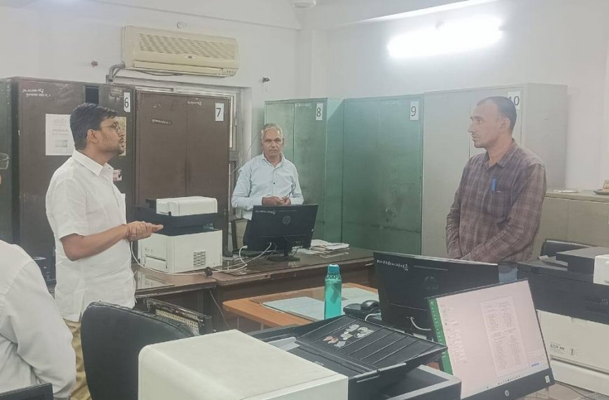 आबकारी आयुक्त का औचक निरीक्षण: अव्यवस्था पर बरसे नमित मेहता; अनुपस्थित कार्मिकों पर कार्रवाई के आदेश